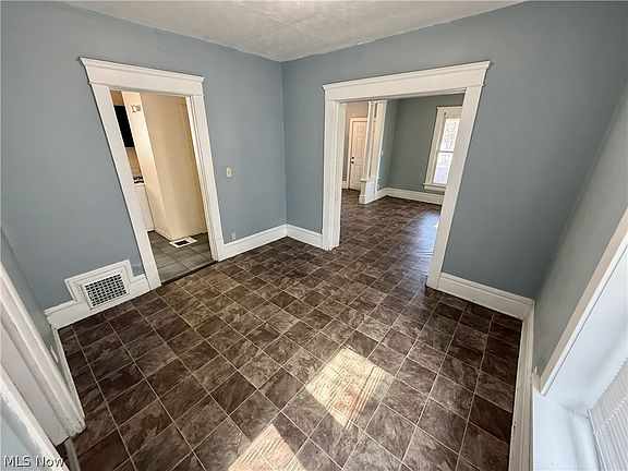 4th image of 222 Rhodes Ave