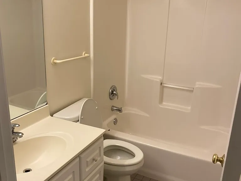 1221 W Nelson St #1F — Photo 12