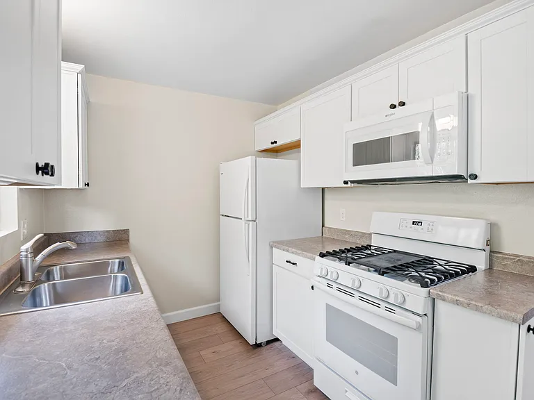 Meadowlark Apartments — Photo 5