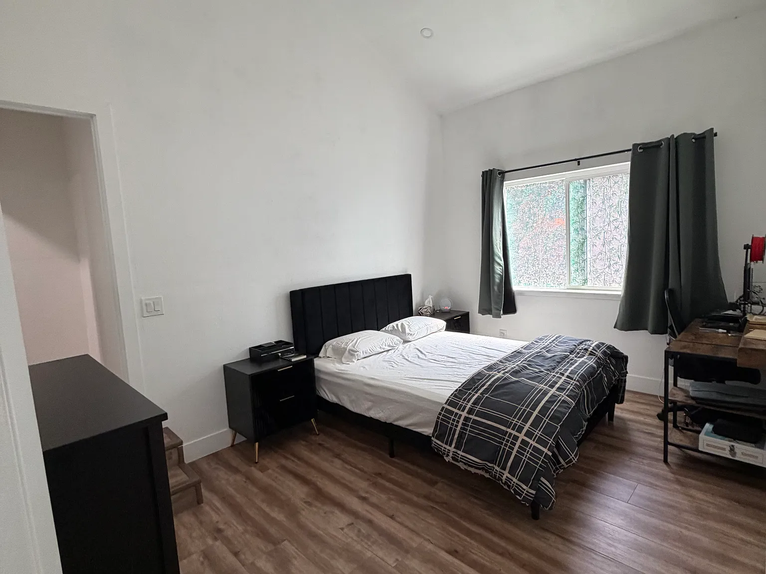 1 bed, 588 sqft, $2,400 — Photo 2