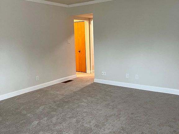 4th image of 384 Weymouth Ln