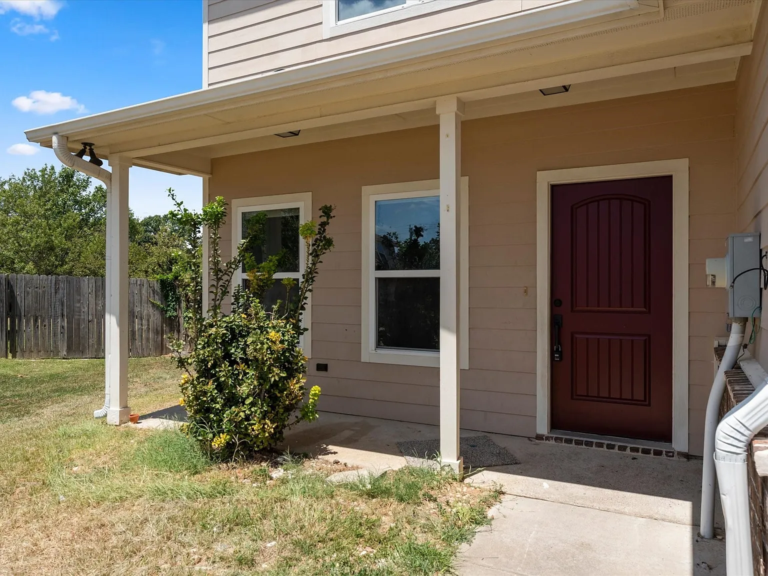 3 bed, 2.5 bath, 1356 sqft, $1,600 — Photo 3