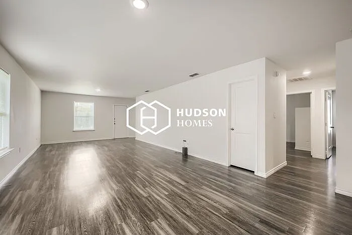 7918 Vineyard Dr — Photo 3