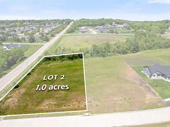 2928 Timber Creek Ct, Hiawatha, IA 52233