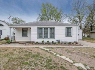 215 E Miller Ave, Mulvane, KS 67110