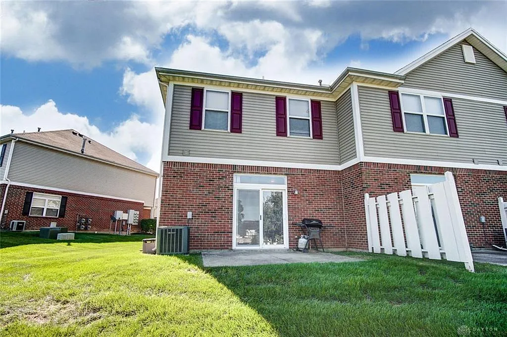 3 bed, 2.5 bath, 1334 sqft, $2,399 — Photo 3