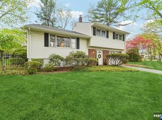 26 Burns Pl, Cresskill, NJ 07626