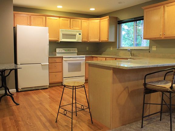 3rd image of 569 Blossomhill Ln