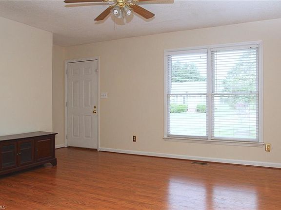 3rd image of 407 Willow Ct