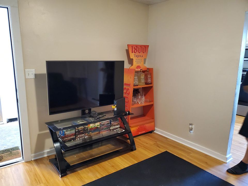2nd image of 3800 Roanoke Ave APT D