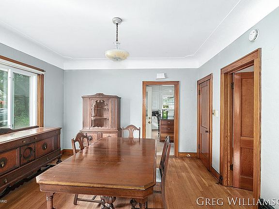 4th image of 719 Fremont Ave NW