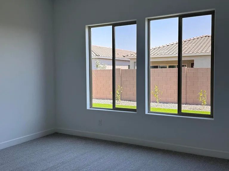 2921 E Mission Ln — Photo 4
