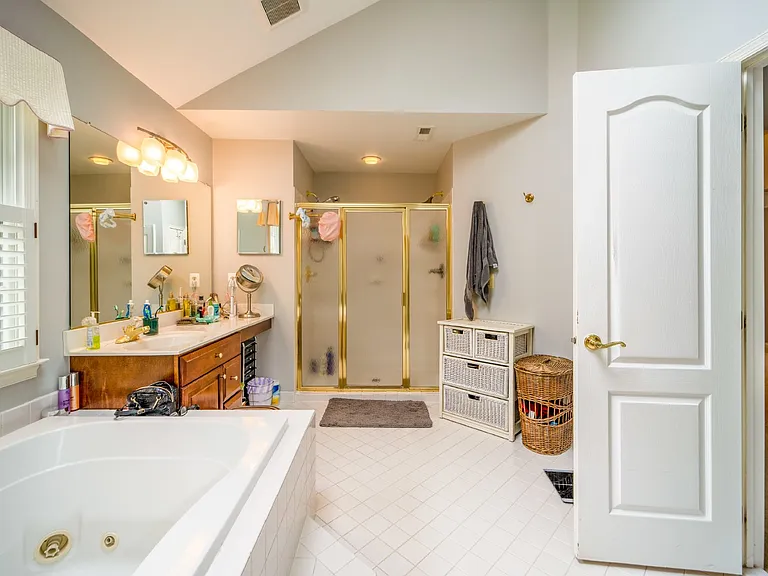 1115 Amanda Dr — Photo 7