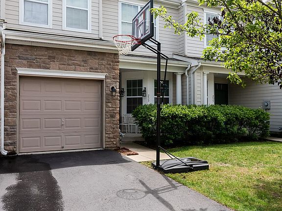 3rd image of 253 Hawthorne Ln