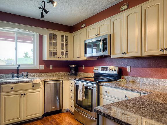 Granite & SS Appliances