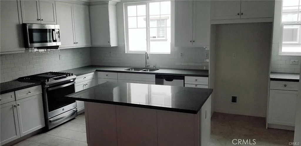 4 bed, 3.5 bath, 1834 sqft, $4,700 — Photo 4