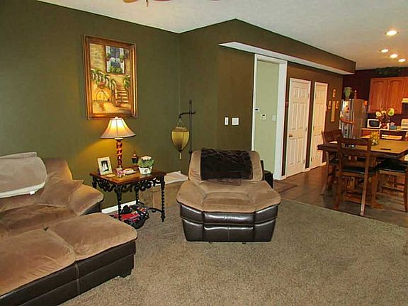 3rd image of 1700 Queens Dr