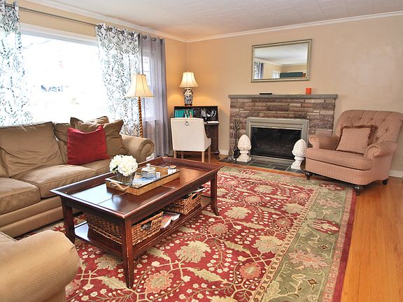 4th image of 967 Amaryllis Ave