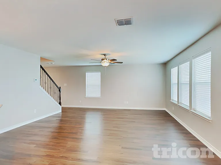 1519 Overlook Bank — Photo 3