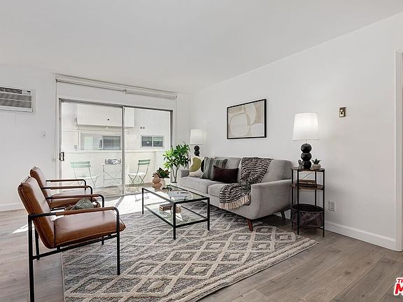 3rd image of 960 Larrabee St APT 212