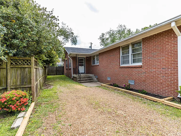 1109 Maplehurst Ln — Photo 3