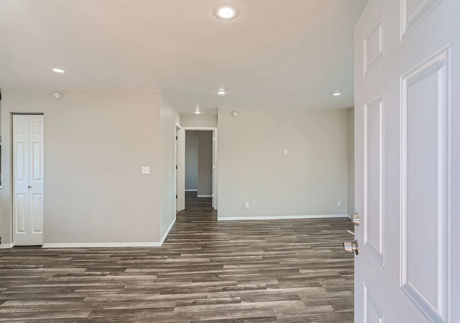 Modern, Beautiful Fully Remodeled 2br/1ba Available August 5th!! Tour Today — Photo 3