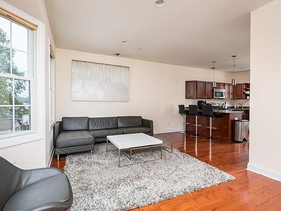 4th image of 330 Maple Ave