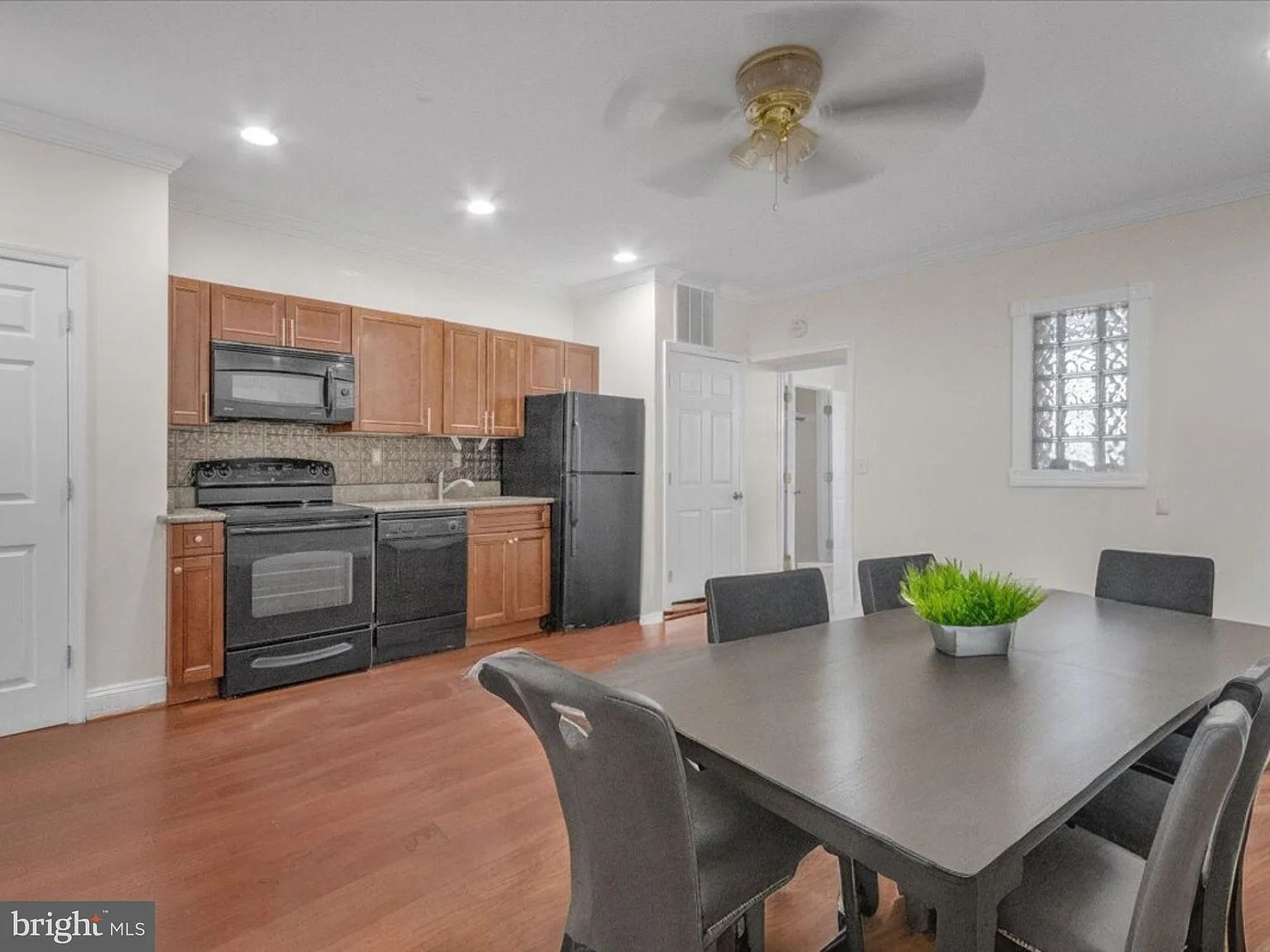 2 bed, 1.5 bath, 883 sqft, $1,850 — Photo 3