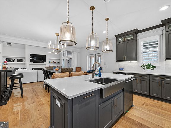 3rd image of 200 Tuxedo Cir