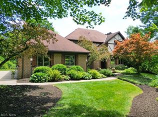 815 Sun Ridge Ln, Chagrin Falls, OH 44022