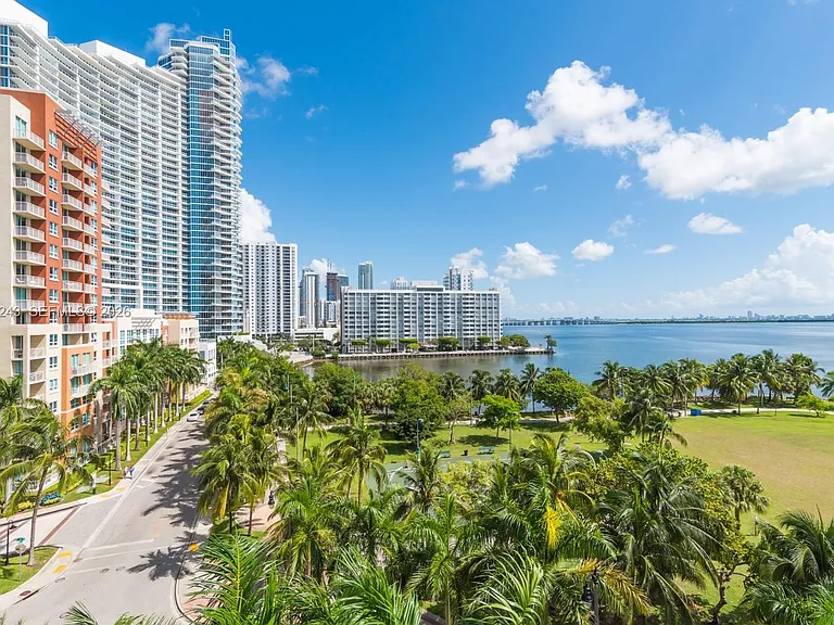 2000 N Bayshore Dr #626 — Photo 14