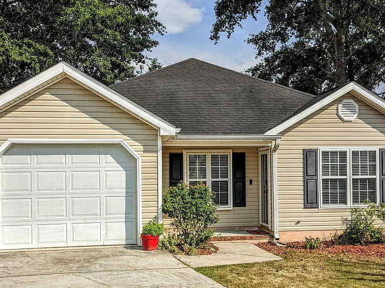 2045 Shoreline Dr — Photo 1
