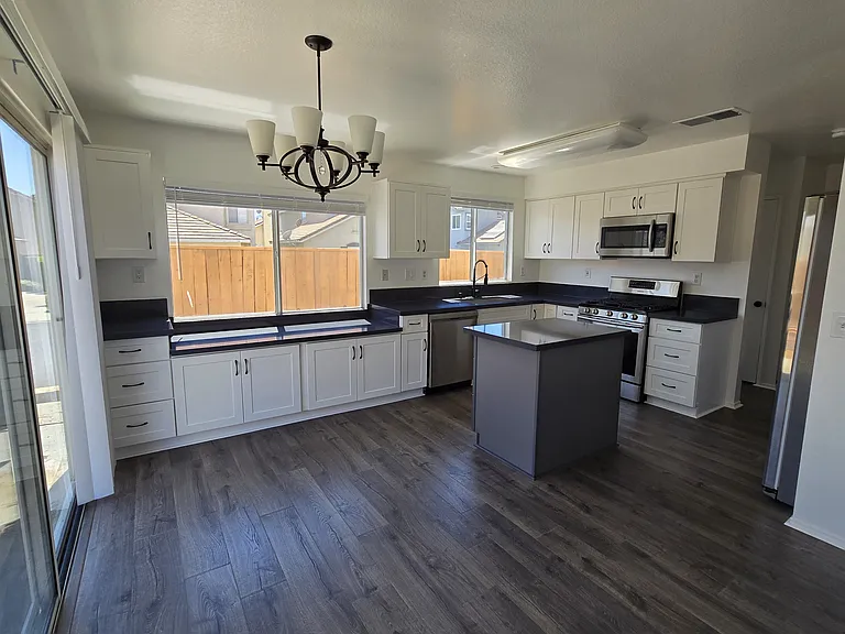 901 Acorn Ln — Photo 4