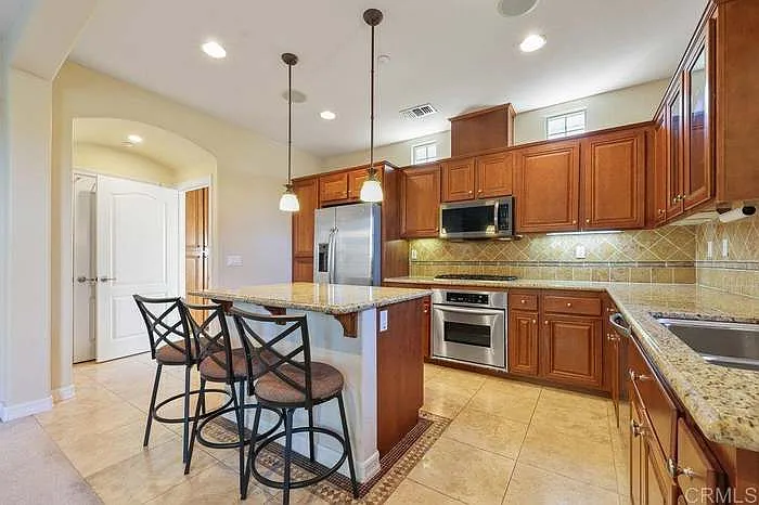 3 bed, 3.5 bath, 1560 sqft, $3,700 — Photo 4