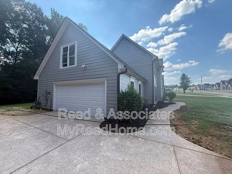 4 bed, 2.5 bath, 2728 sqft, $2,525 — Photo 2