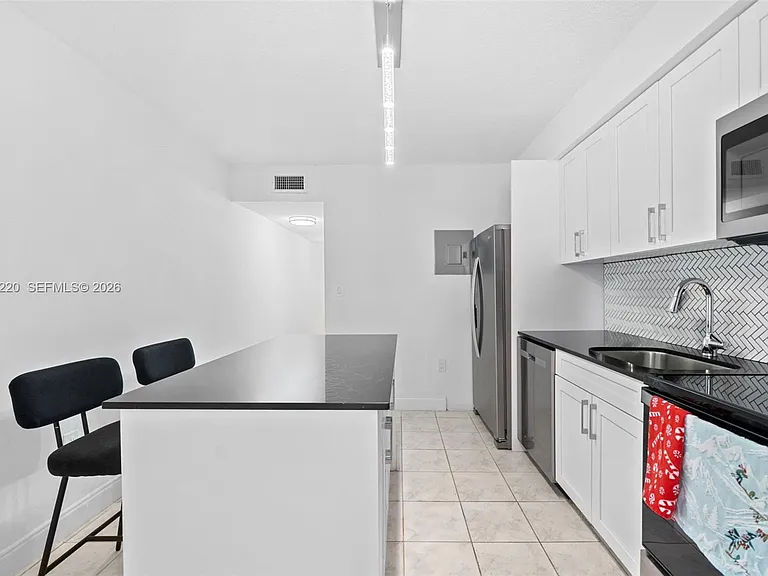515 SW 3rd St #6 — Photo 5
