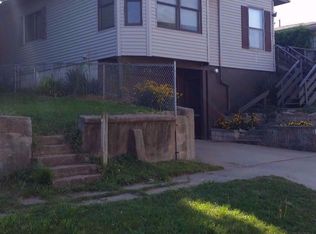 208 S 9th St, Burlington, IA 52601