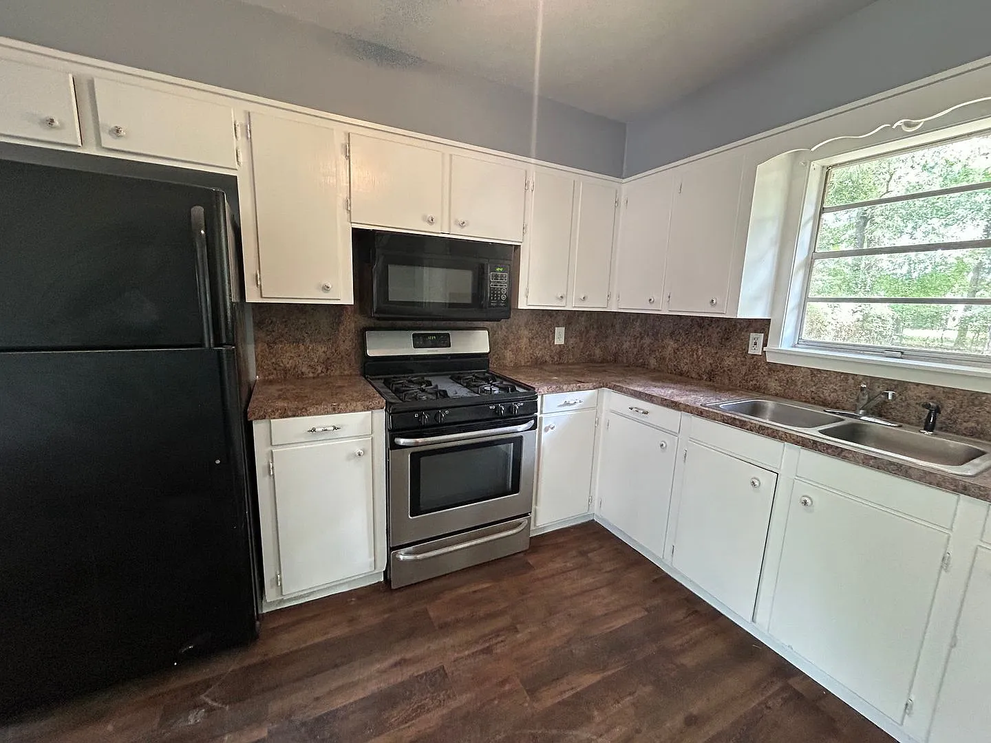 Remodeled 3 Bedroom Pines Road Area Home — Photo 3