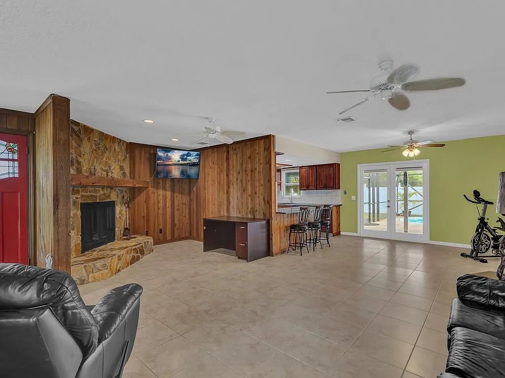 4 bed, 3.0 bath, 2374 sqft, $5,800 — Photo 3