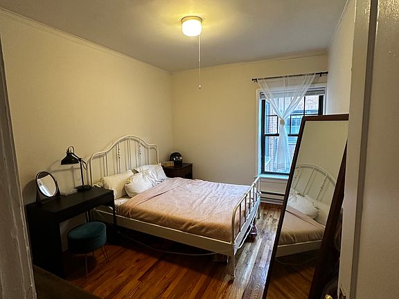 5th image of 662 W Cornelia Ave #18