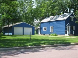 854 Lakeview Ave, Windom, MN 56101