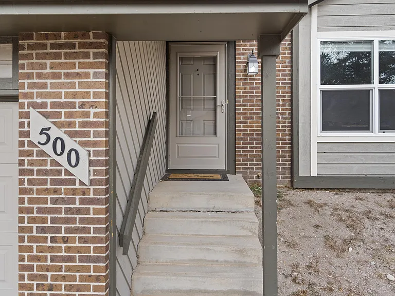 500 Trumbull Ln — Photo 6