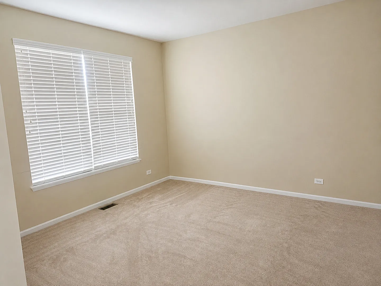 4 bed, 2.5 bath, 2900 sqft, $3,700 — Photo 3