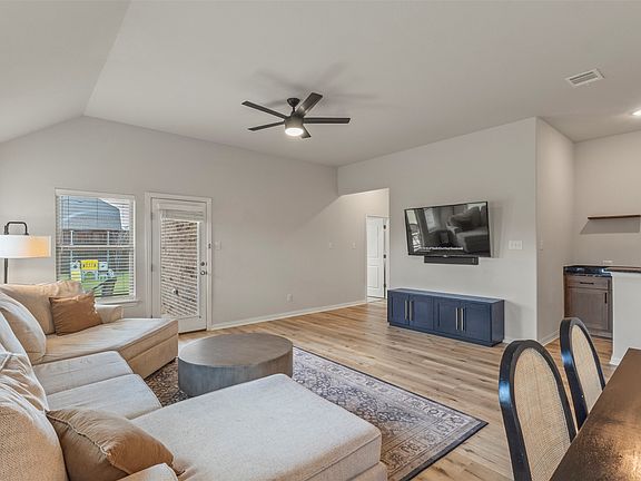 4th image of 1072 Tara Ct