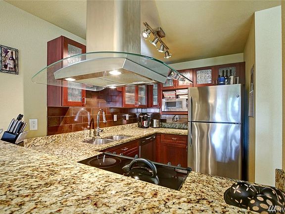 2nd image of 11052 NE 33rd Pl APT A8