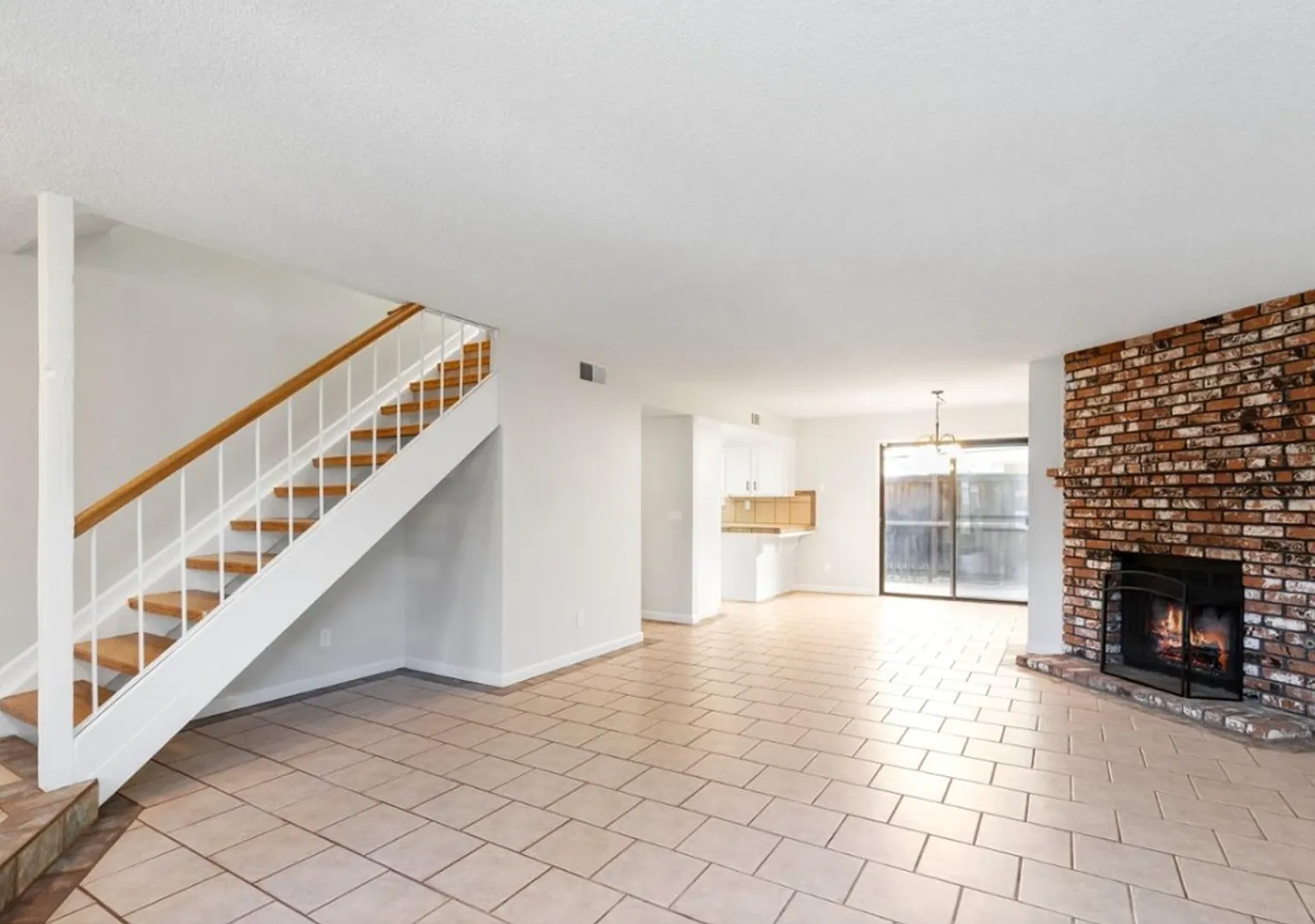 3-Bedroom Condo Near Fresno State Washer & Dryer Included! — Photo 4
