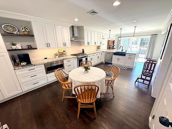 4th image of 292 Conway Cir