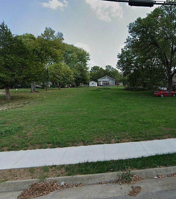 2nd image of 1228 N Ash St