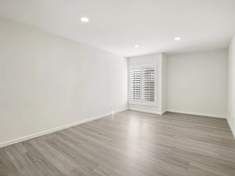 Willis Apartments — Photo 11