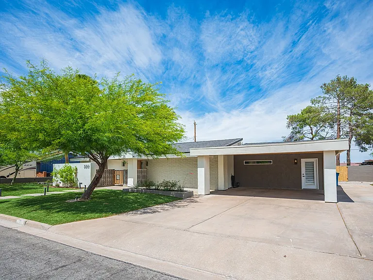 330 E Country Club Dr — Photo 2